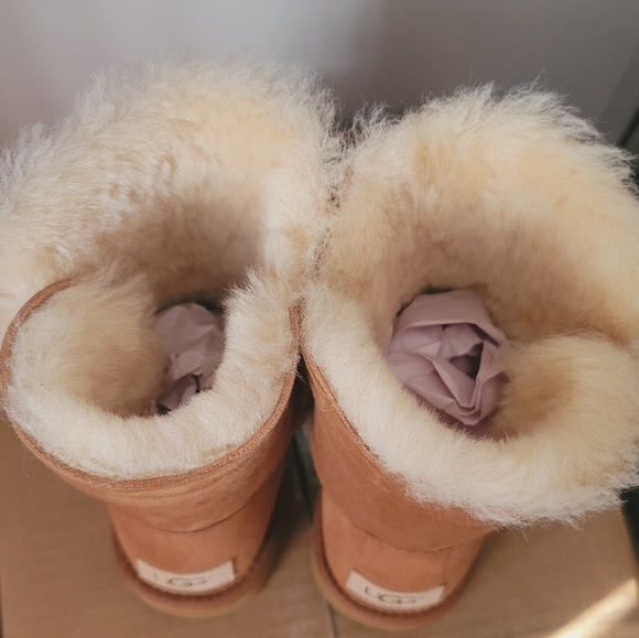 UGG Bailey Button II Beige Boot Size-6 Like New With box - Picture 7 of 10